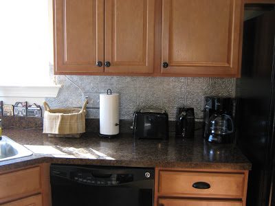 In need of a new kitchen backsplash but don’t want to spend a lot of money or time? Here are 15 solid Handmade kitchen backsplash options you can try! 15 Handmade Kitchen Backsplas