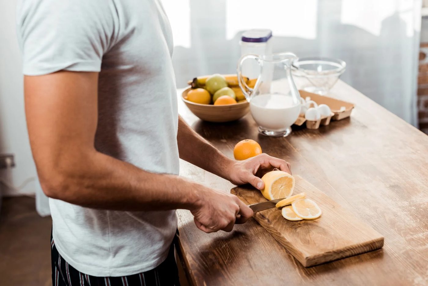 Cutting Lemon