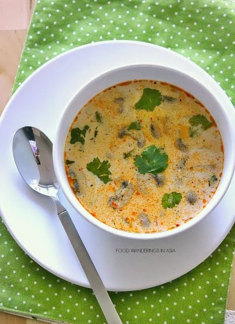 Feeling cold during the fall and winter seasons? Warm up your tummy with a delicious soup! Try all of these 15 great soup recipes during this cold season via @tipsaholic #soups #re