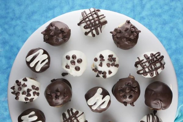 Take your love of chocolate chip cookie dough to the next level with these 16 recipes for cookie dough desserts. 16 Ways to Eat Chocolate Chip Cookie Dough ~ Tipsaholic.com #recipe