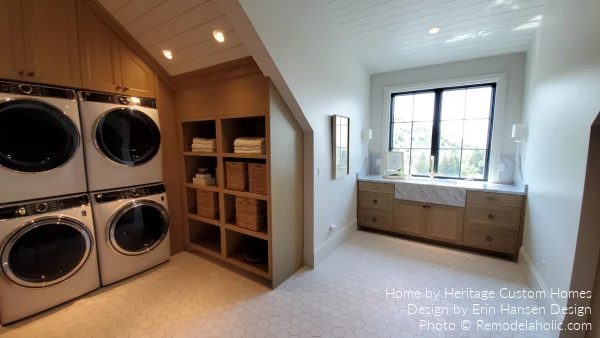 large laundry room with sink, storage, and double machines - Bekob UVPH 2021 H26