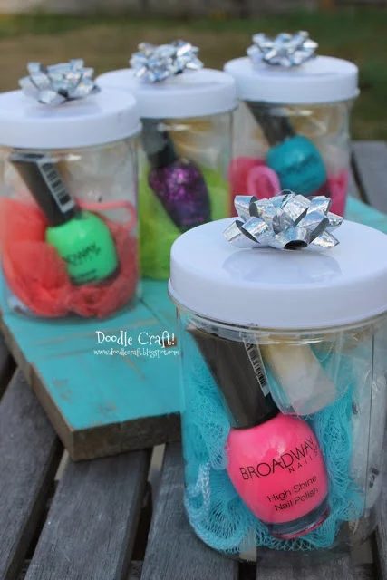 Find the well fitted stocking stuffers for teens and tweens without breaking the bank. Plus some are ones you can make yourself. 20 Cool Handmade Stocking Stuffers for Tweens & Tee
