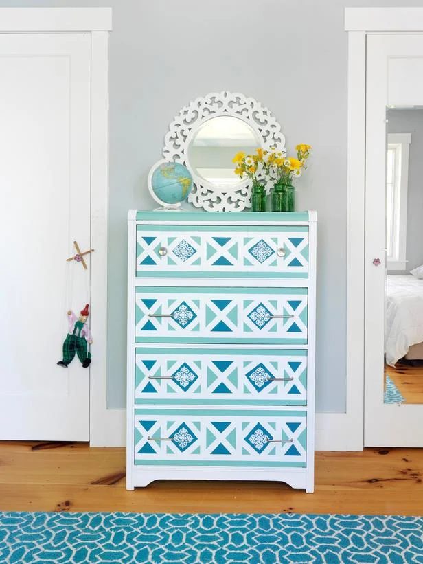 Add some real shape to your home with a few of these handmade geometric projects for furniture, wall art, and more! 20 Handmade Geometric Projects for Your Home ~Tipsaholic.com #ge