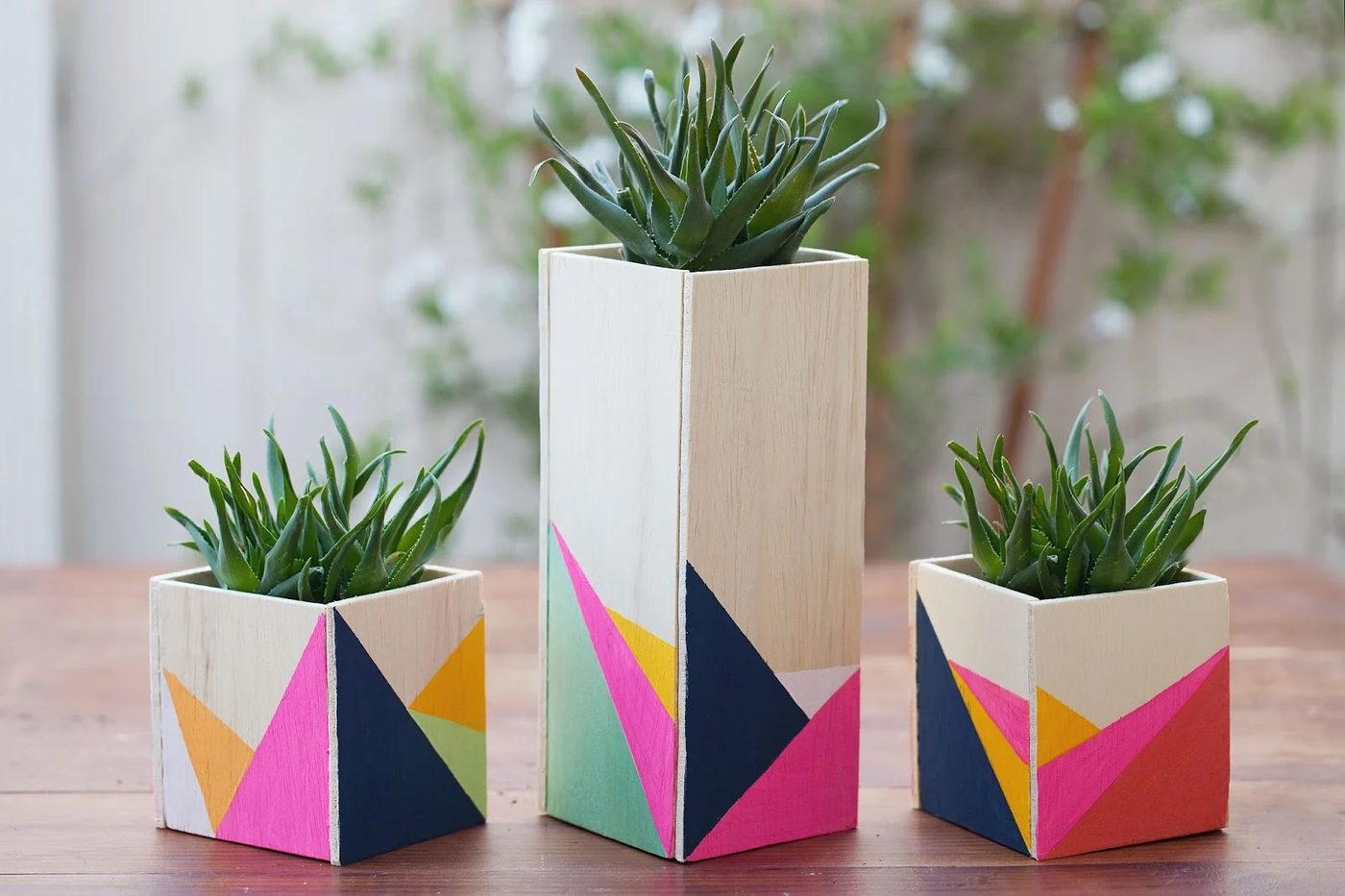Add some real shape to your home with a few of these handmade geometric projects for furniture, wall art, and more! 20 Handmade Geometric Projects for Your Home ~Tipsaholic.com #ge