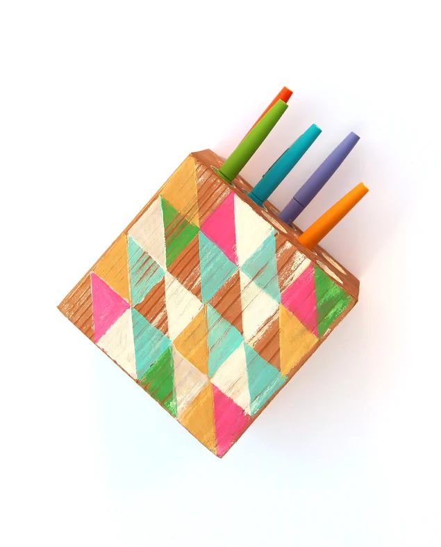 Add some real shape to your home with a few of these handmade geometric projects for furniture, wall art, and more! 20 Handmade Geometric Projects for Your Home ~Tipsaholic.com #ge