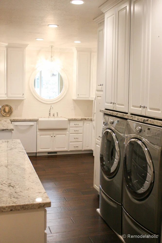 Large L-shaped laundry room with farmhouse sink. Fabulous Laundry room design options from @Bekob