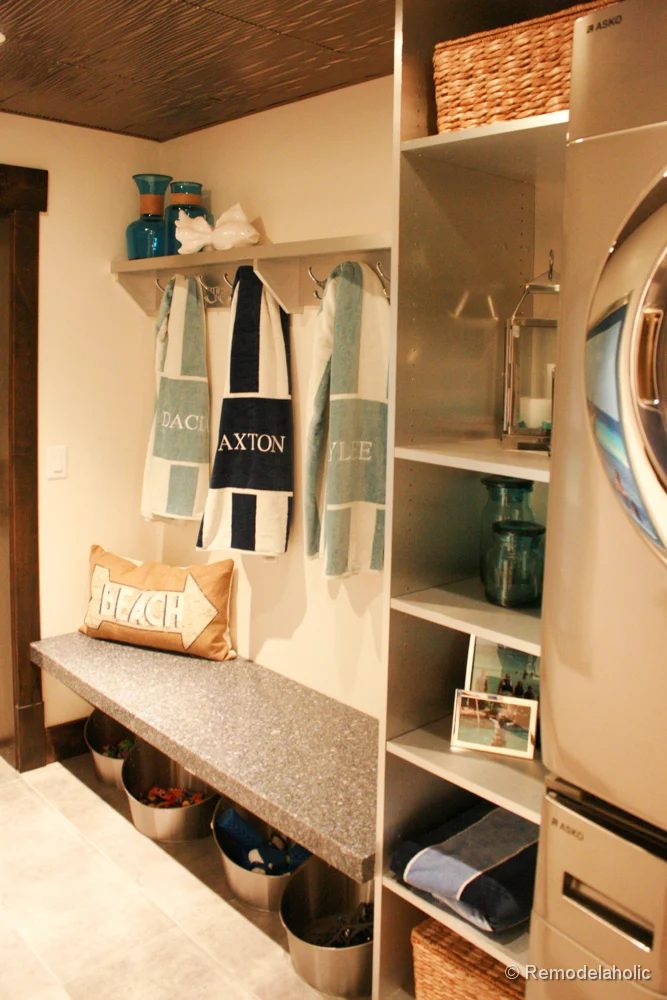 Mudroom laundry room combo right off the pool. Fabulous Laundry room design options from @Bekob