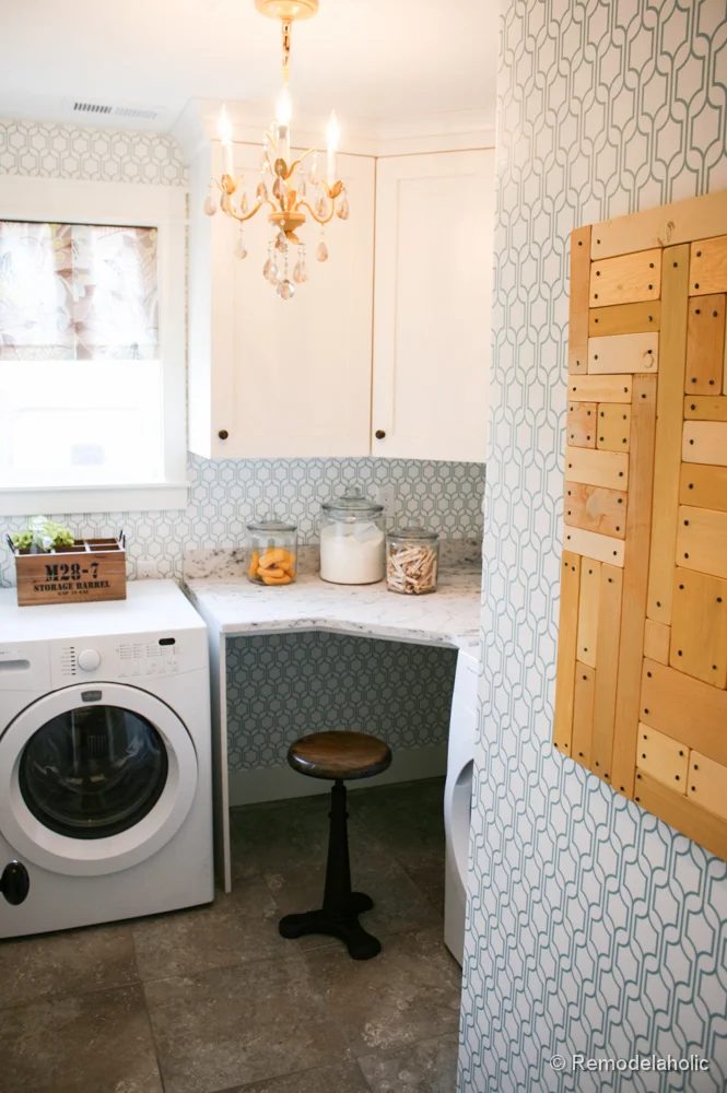 striking wallpapered glam laundry room with small desk spot. Fabulous Laundry room design options from @Bekob