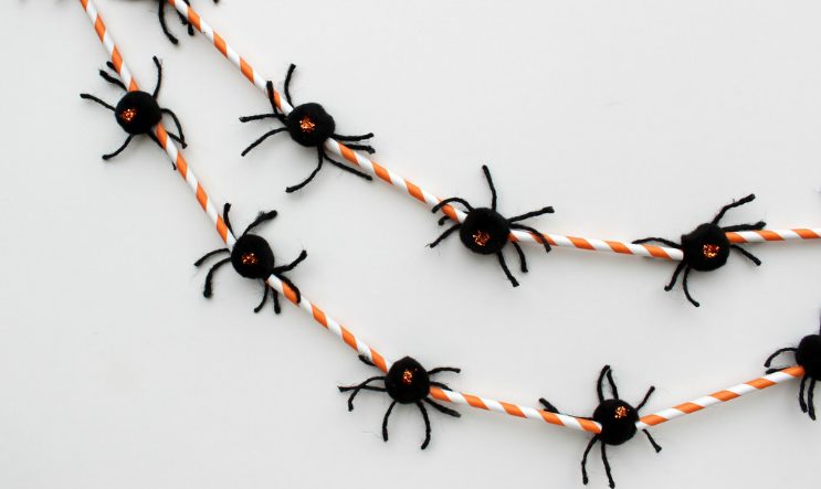 Halloween Spider Garland Made Of Straws OHMY CREATIVE.COM