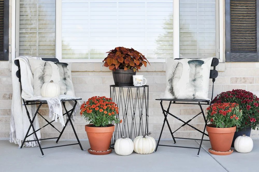 Transition From A Halloween Porch To A Thanksgiving Porch With A Few direct Changes 22 Festive Thanksgiving Porches Featured On Bekob Com