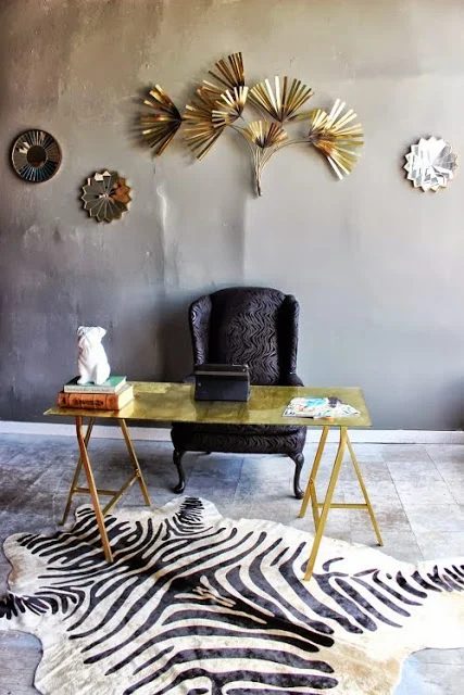 Gold is back and here to stay! Here are 25 vivid gold leaf Handmade projects to inspire you to gold leaf something in your home! 25 solid Gold Leave Handmade Projects via @tipsahol