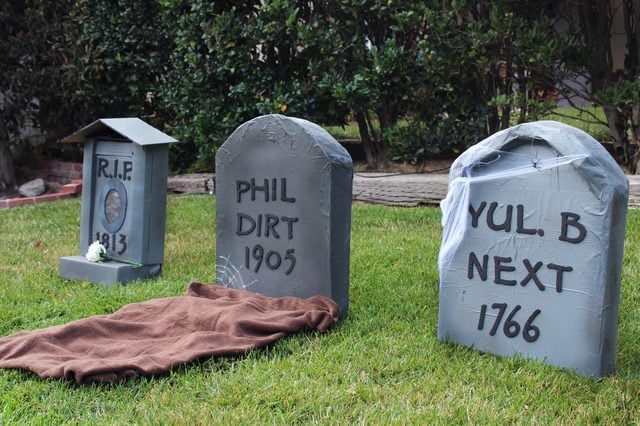 Create your own graveyard in your front yard for Halloween - 25 Clever Outdoor Halloween Decorations - Bekob.com. #Halloween, #decorations, #halloweendecor, #Halloweendiy, #spooky