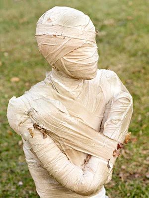 Handmade Mummies for scary Halloween yard decor - 25 Clever Outdoor Halloween Decorations - Bekob. #Halloween, #decorations, #halloweendecor, #Halloweendiy, #spooky