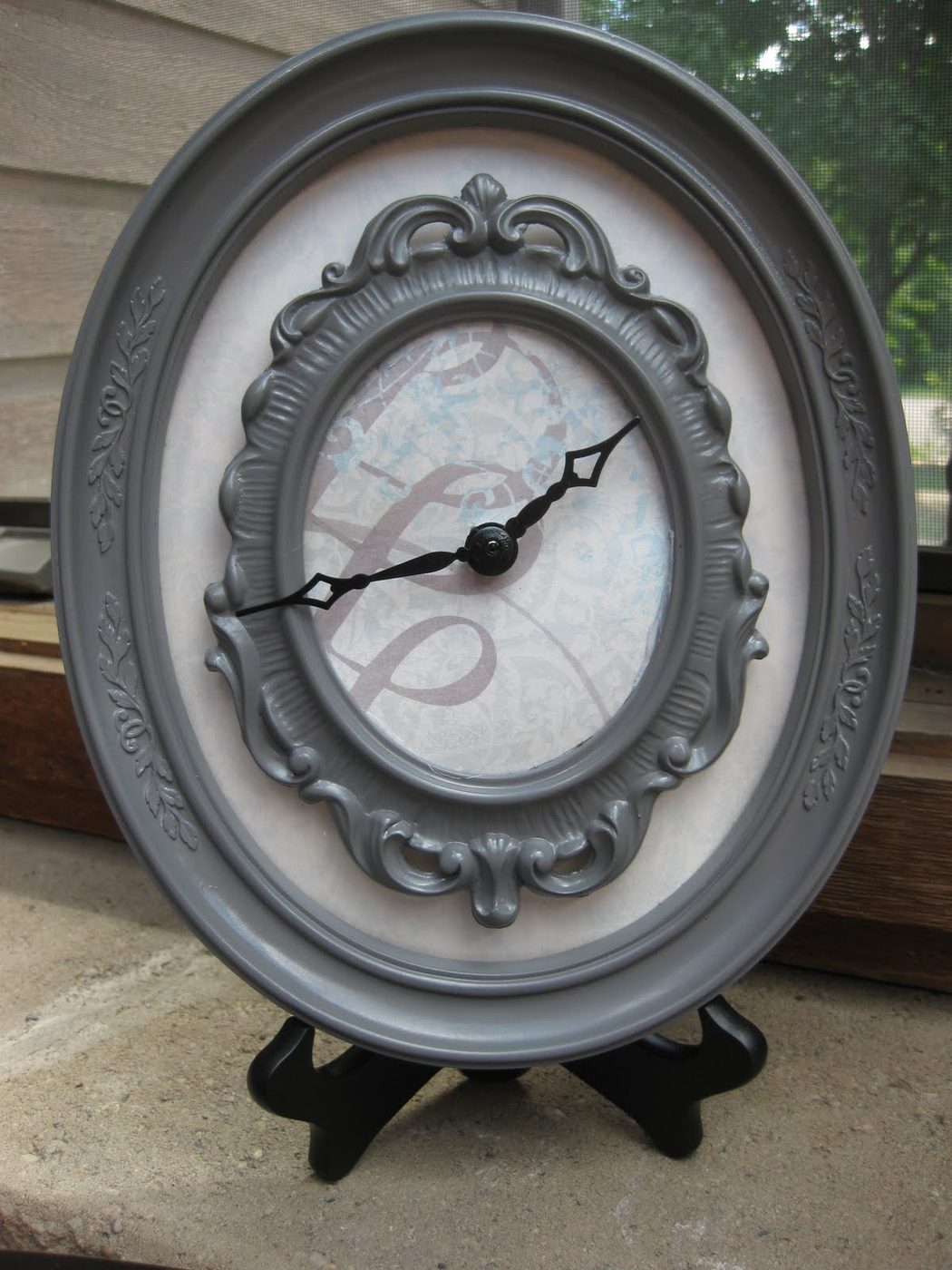 Small frame clock