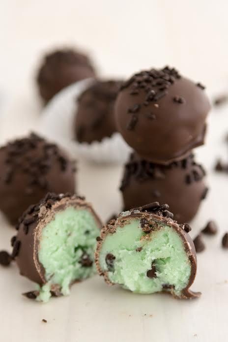 Mint Chip Truffles | FOODIEaholic.com #recipe #cooking #chocolate #truffles #mint #candy