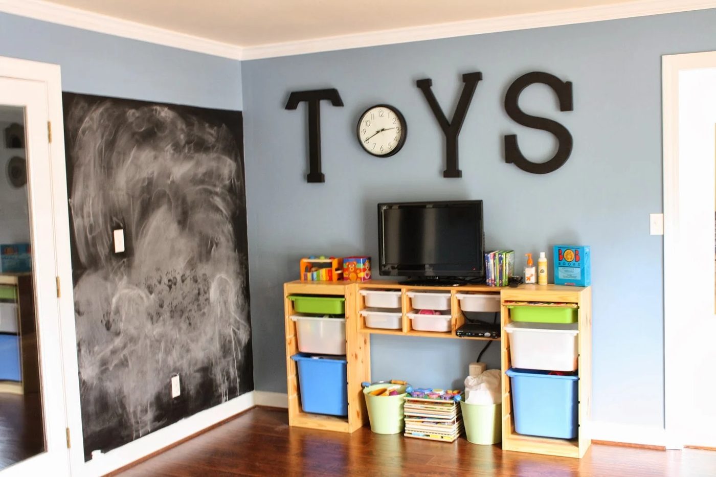 Here are 25 Handmade clock options for kids' rooms that range from adorable to ultra cool. You'll find a clock on this list that's well fitted for your kid's room! 25 Handmade Cloc