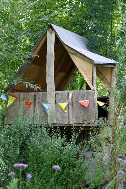 Summertime is well fitted for fort building. Elaborate or direct, kids love a great secret hideaway. Here are 25 Handmade forts for inspiration. 25 Handmade Forts to Build With You