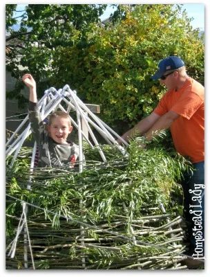 Summertime is well fitted for fort building. Elaborate or direct, kids love a great secret hideaway. Here are 25 Handmade forts for inspiration. 25 Handmade Forts to Build With You