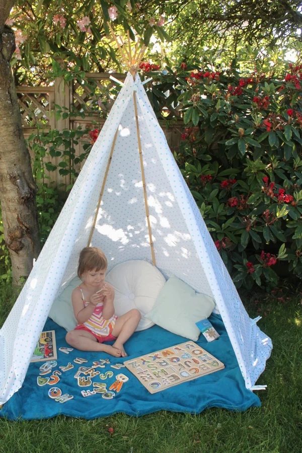 Summertime is well fitted for fort building. Elaborate or direct, kids love a great secret hideaway. Here are 25 Handmade forts for inspiration. 25 Handmade Forts to Build With You