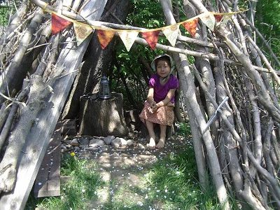 Summertime is well fitted for fort building. Elaborate or direct, kids love a great secret hideaway. Here are 25 Handmade forts for inspiration. 25 Handmade Forts to Build With You