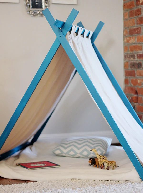 Summertime is well fitted for fort building. Elaborate or direct, kids love a great secret hideaway. Here are 25 Handmade forts for inspiration. 25 Handmade Forts to Build With You