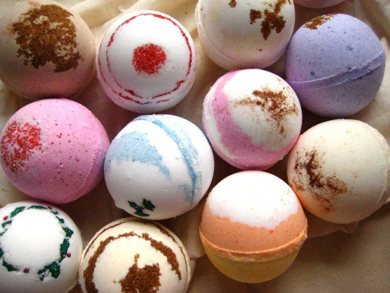 Essential oils can help you make the well fitted present for anyone on your list! Need some inspiration? Here are 25 Handmade gifts to make with essential oils. 25 Handmade Gifts T