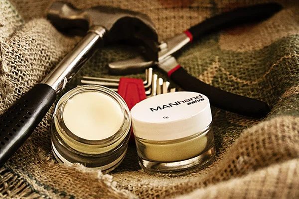 Think handmade products using essential oils are just for girls? Think again! Get your guy onboard with these essential oil recipes he'll love! 25 Essential Oil Recipes For Him - T