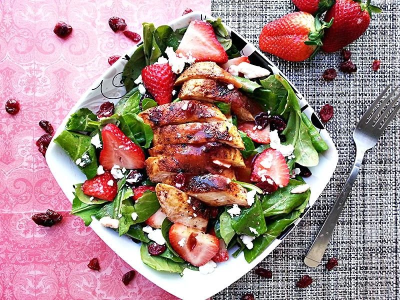 Strawberries are delicious when eaten whole, but there's so much more that you can do with strawberries! Read on to find fresh strawberry recipes! 25+ Fresh Strawberry Recipes via 