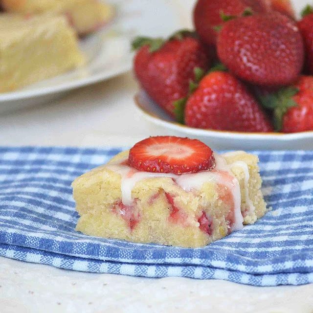 Strawberries are delicious when eaten whole, but there's so much more that you can do with strawberries! Read on to find fresh strawberry recipes! 25+ Fresh Strawberry Recipes via 