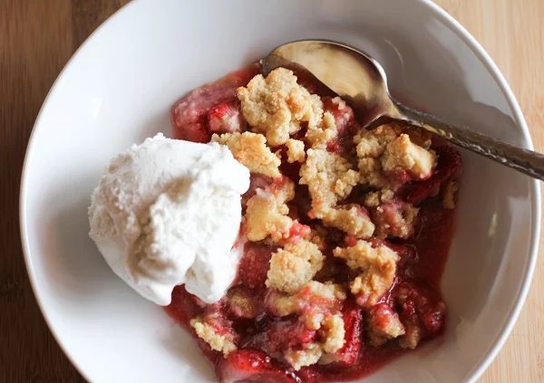 Strawberries are delicious when eaten whole, but there's so much more that you can do with strawberries! Read on to find fresh strawberry recipes! 25+ Fresh Strawberry Recipes via 