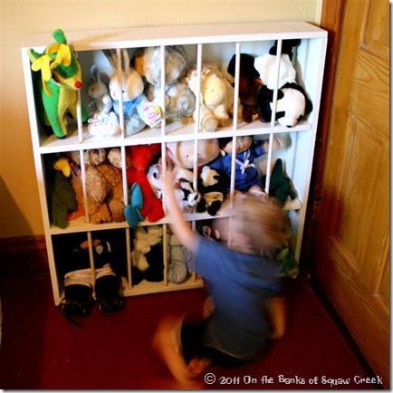 Toys are one thing that are hard to keep organized. Small pieces make it a bit of a job. If you need some inspiration try one of these 25 Fun Toy Storage options - Tipsaholic, #sto