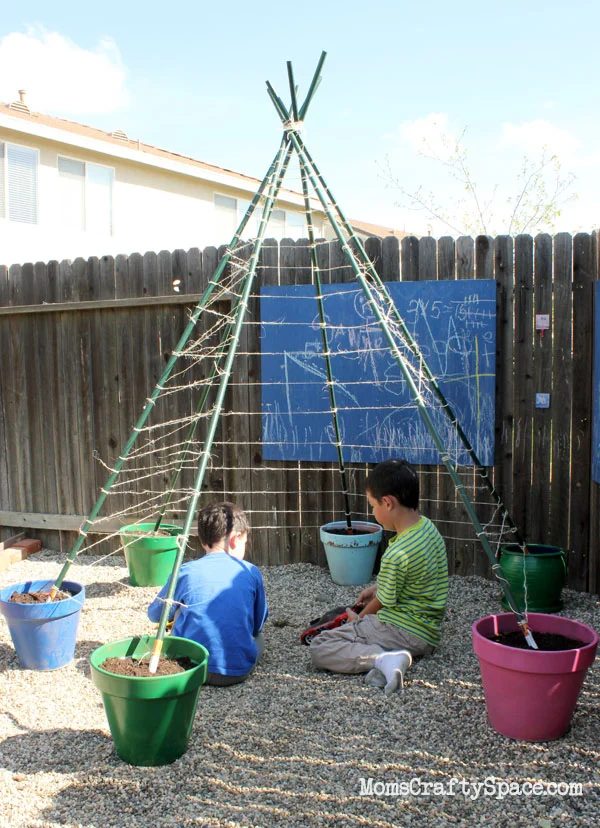 Involve your kids in your gardening this year, no matter how old they are. Here are 25 excellent options for gardening with kids, from toddlers to teenagers. 25 options for Gardeni