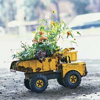 Involve your kids in your gardening this year, no matter how old they are. Here are 25 excellent options for gardening with kids, from toddlers to teenagers. 25 options for Gardeni