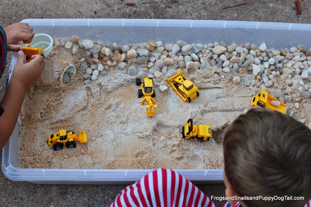 Too cold to play outside? Here are 25 indoor activities for toddlers and preschoolers that are fun and don't require a lot of time or materials! 25 Indoor Activities for Toddlers a
