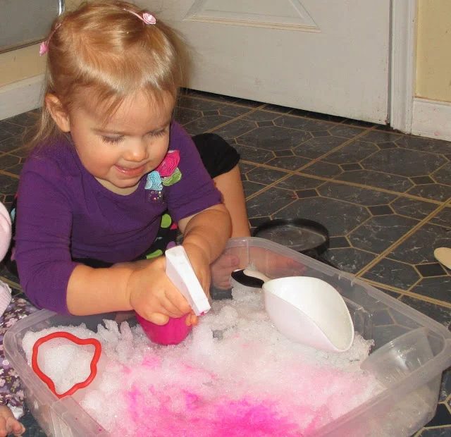 Too cold to play outside? Here are 25 indoor activities for toddlers and preschoolers that are fun and don't require a lot of time or materials! 25 Indoor Activities for Toddlers a