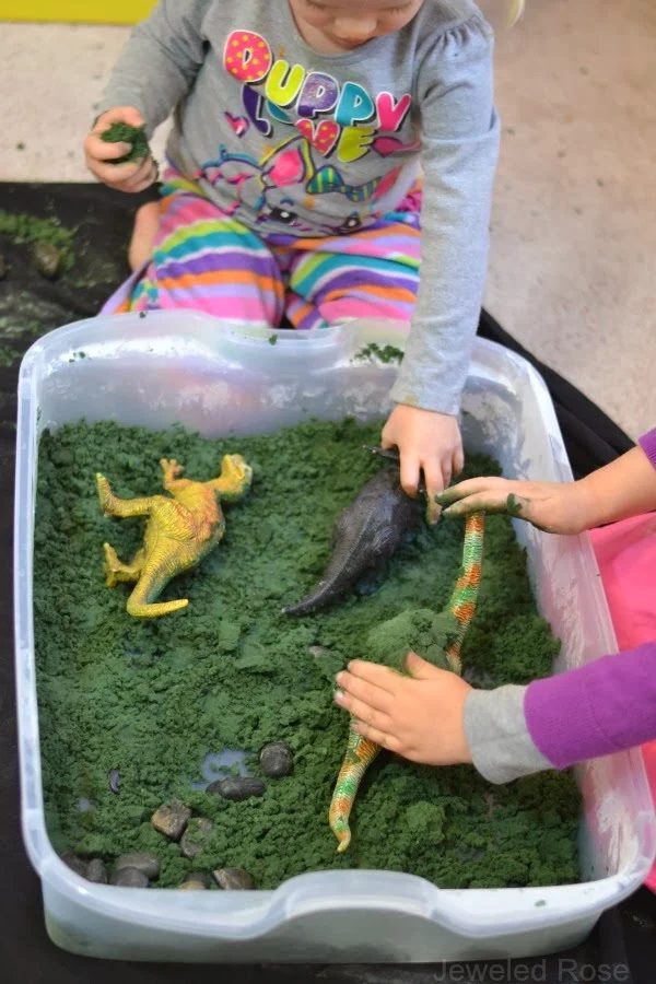Too cold to play outside? Here are 25 indoor activities for toddlers and preschoolers that are fun and don't require a lot of time or materials! 25 Indoor Activities for Toddlers a
