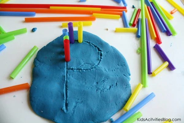 Too cold to play outside? Here are 25 indoor activities for toddlers and preschoolers that are fun and don't require a lot of time or materials! 25 Indoor Activities for Toddlers a