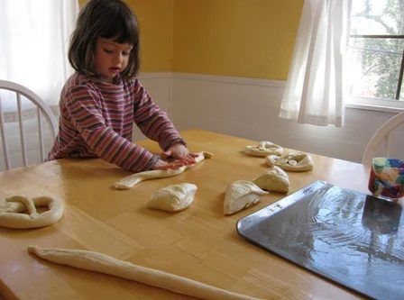 Too cold to play outside? Here are 25 indoor activities for toddlers and preschoolers that are fun and don't require a lot of time or materials! 25 Indoor Activities for Toddlers a