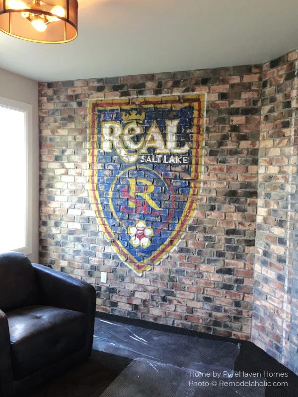 Creative Wall Painting options, Brick Wall With Mural Sports Team, Bekob UVPH16 H21