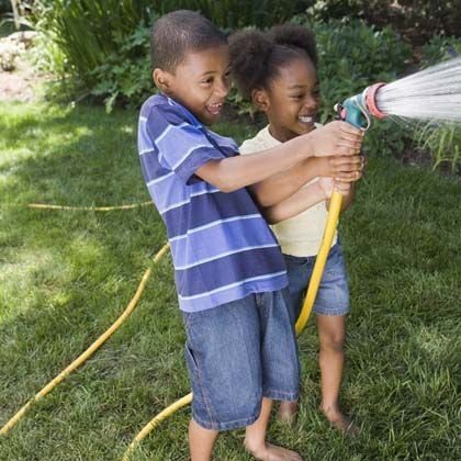 Fun summer water activity: garden hose music, from Spoonful on Bekob