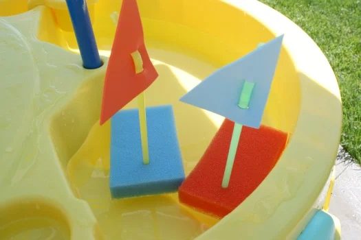 Floating sponge boats for kids' summer fun from Make and Takes on Bekob