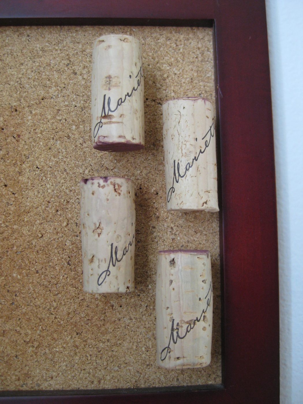 Do you save all of your wine corks? Here are 25 memorable wine cork Handmade options for you to try! 25 Wine Cork Handmade options via tipsaholic.com #wine #corks #handmade #projec