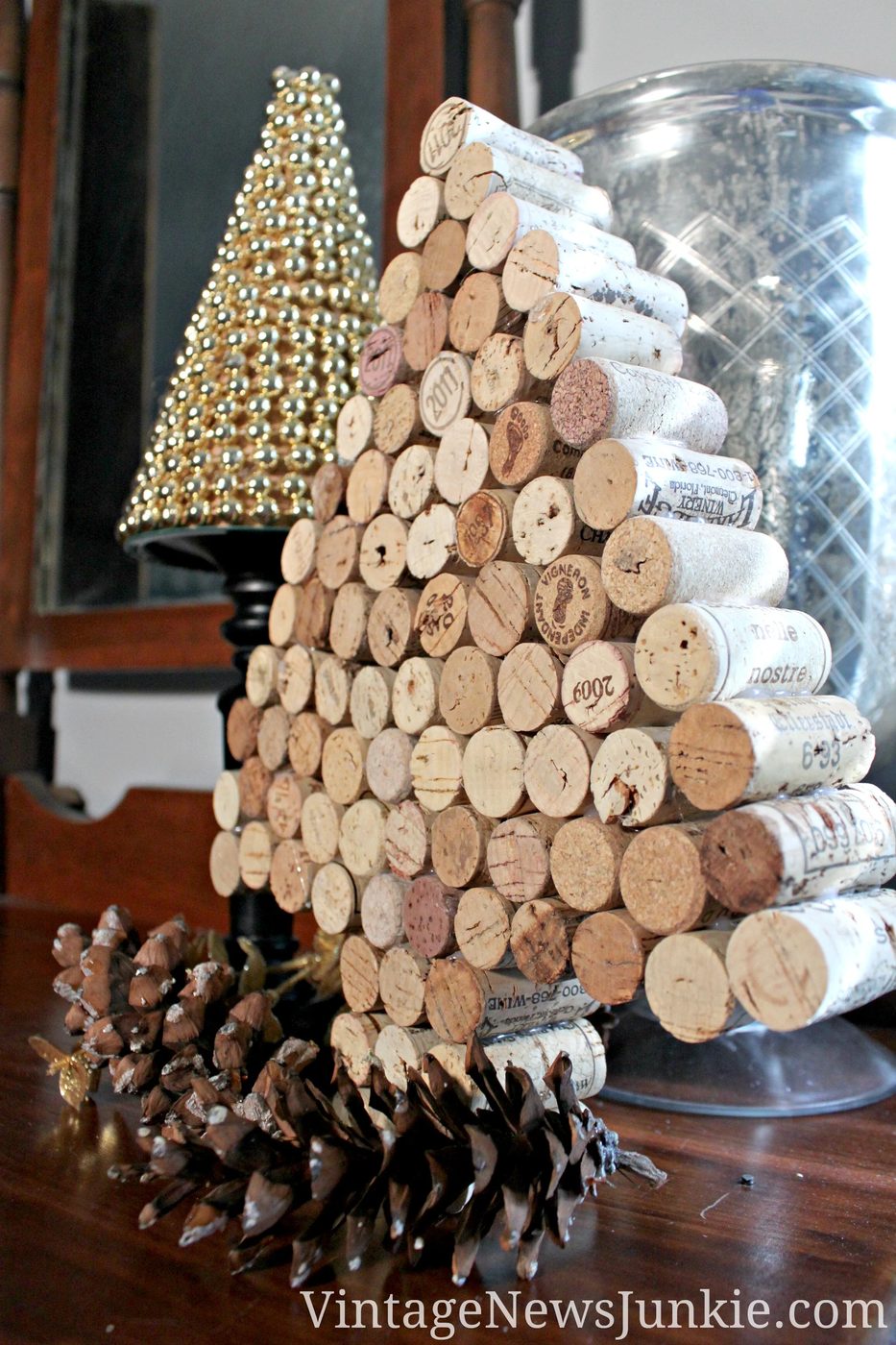 Do you save all of your wine corks? Here are 25 memorable wine cork Handmade options for you to try! 25 Wine Cork Handmade options via tipsaholic.com #wine #corks #handmade #projec