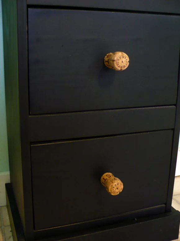 Do you save all of your wine corks? Here are 25 memorable wine cork Handmade options for you to try! 25 Wine Cork Handmade options via tipsaholic.com #wine #corks #handmade #projec