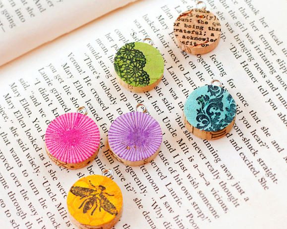 Do you save all of your wine corks? Here are 25 memorable wine cork Handmade options for you to try! 25 Wine Cork Handmade options via tipsaholic.com #wine #corks #handmade #projec