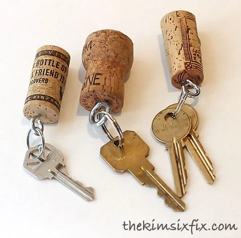 Do you save all of your wine corks? Here are 25 memorable wine cork Handmade options for you to try! 25 Wine Cork Handmade options via tipsaholic.com #wine #corks #handmade #projec