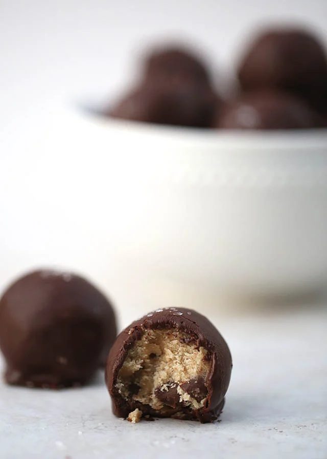 Sometimes you just want something sweet without having to turn on the oven. These 27 delicious no-bake desserts will hit the spot! 27 Scrumptious No-Bake Desserts via tipsaholic.co