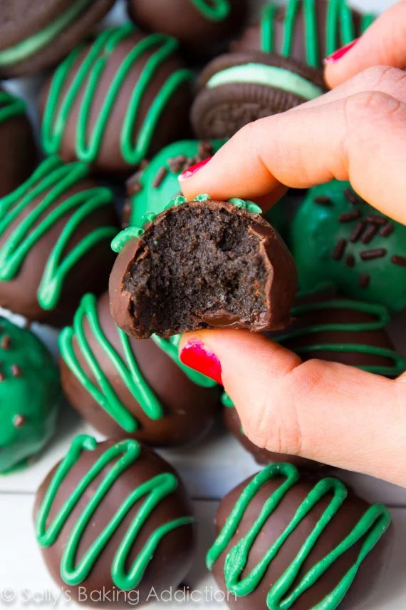 Sometimes you just want something sweet without having to turn on the oven. These 27 delicious no-bake desserts will hit the spot! 27 Scrumptious No-Bake Desserts via tipsaholic.co