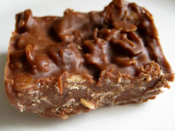 Sometimes you just want something sweet without having to turn on the oven. These 27 delicious no-bake desserts will hit the spot! 27 Scrumptious No-Bake Desserts via tipsaholic.co
