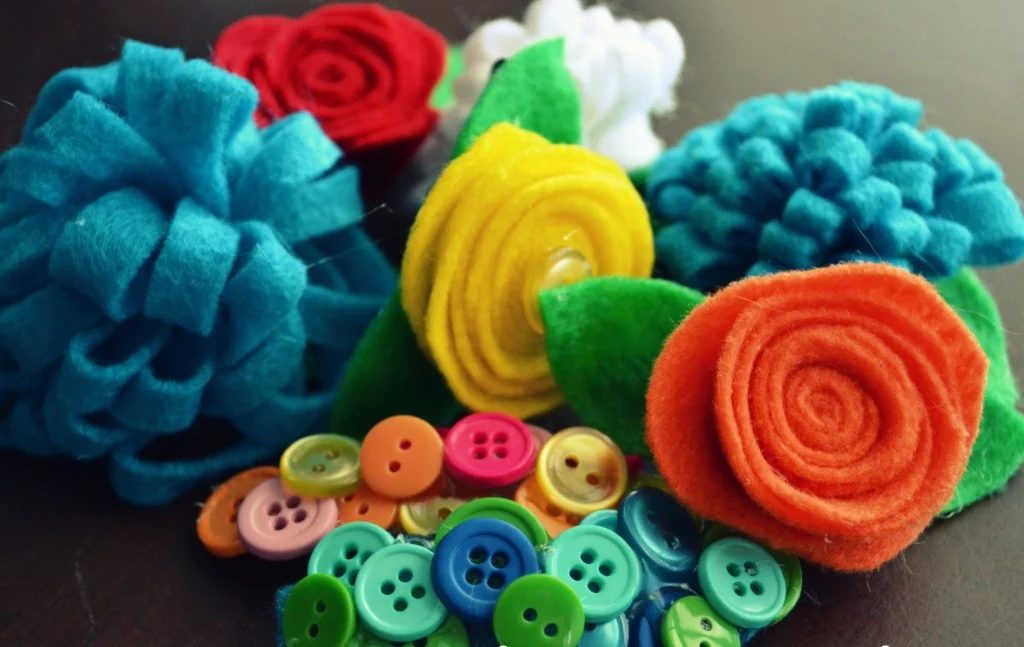 If you're tired of the same boring, store-bought stuff, try making your own Handmade hair accessories! Here're 30 of the best headbands, clips, bobbies and more. 30 Adorable Handma